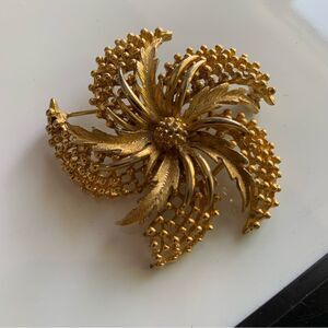 Vintage Lisner Gold-Tone Floral sunburst Brooch – Mid-Century Statement Pin 2.5”